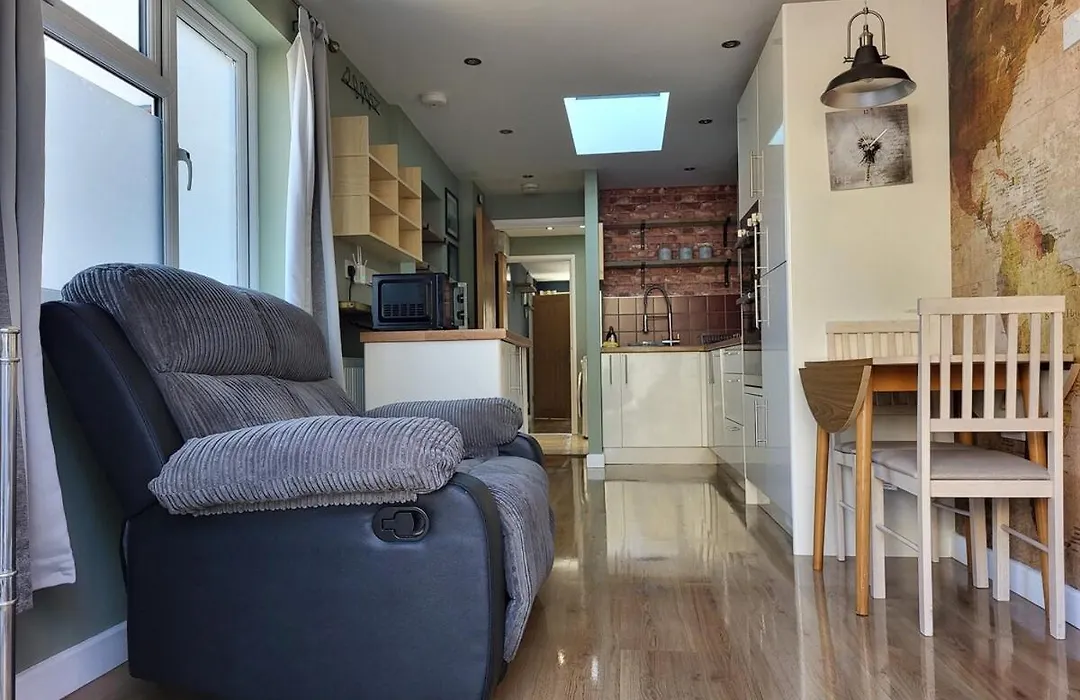 Modern One-Bed Flat With Patio-1