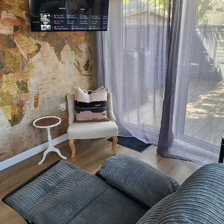 Modern One-Bed Flat With Patio-2