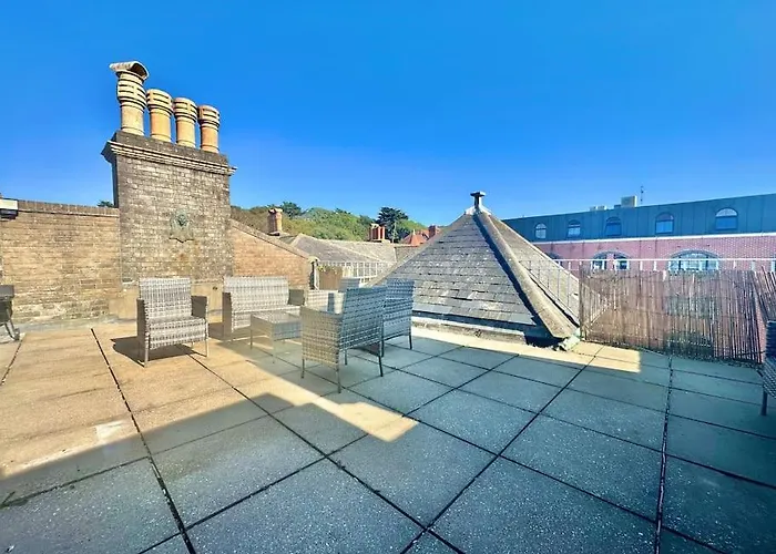Roof Terrace Two Bedroom Apartment - Walk To Beach