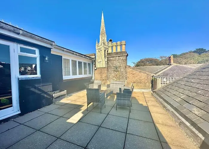 Roof Terrace Two Bedroom Apartment - Walk To Beach