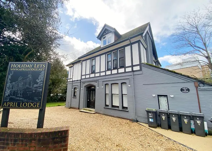 Spacious 3-Bed Coastal Stay Sleeps 6 Parking Groups Welcome